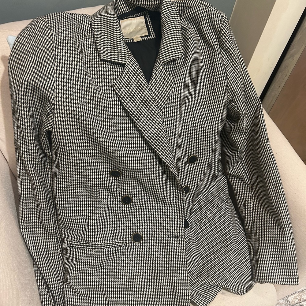 Women’s black and white blazer, great condition!